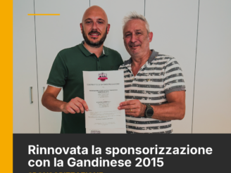 Andrea Valenti (BitAgorà Orobica) e Carmelo Canali (presidente ASD Gandinese 2015) con il contratto di sponsorizzazione firmato