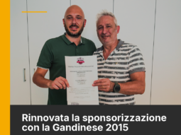 Andrea Valenti (BitAgorà Orobica) e Carmelo Canali (presidente ASD Gandinese 2015) con il contratto di sponsorizzazione firmato